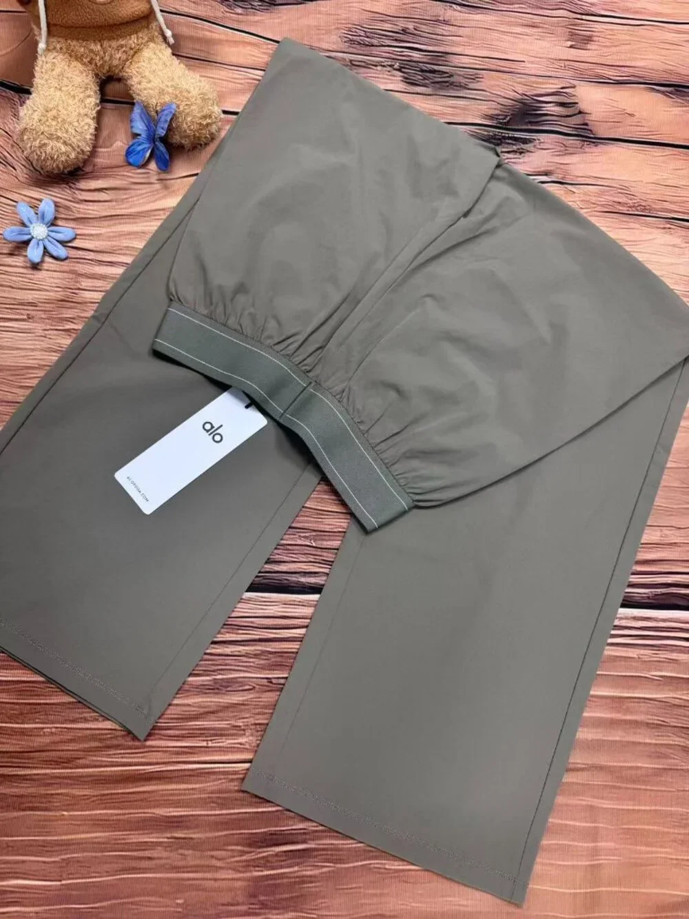 💕NWT ALO Yoga Suit Up Trouser Regular Limited Olive🍵Everyday Pants